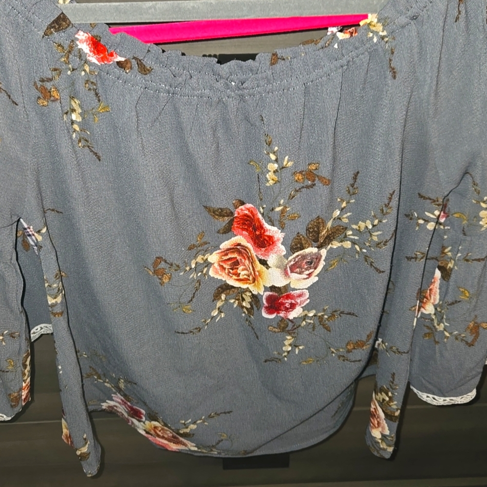 Umgee Charcoal Floral Blouse with Lace Accents💙